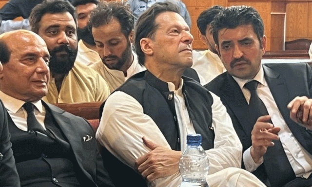 عمران خان نے پارٹی سے فارغ کیے گئے شیر افضل مروت کو ملاقات کے لیے بلا لیا