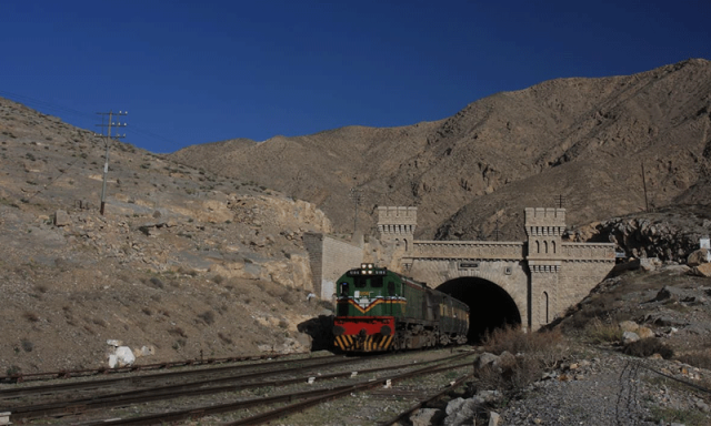 جعفر ایکسپریس حملہ: دہشت گردوں میں خود کش بمبار بھی موجود، سیکیورٹی ذرائع