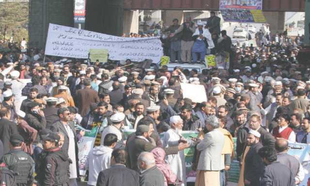 پشاور: سرکاری ملازمین پر آنسو گیس شیلنگ و لاٹھی چارج، احتجاجیوں کا مطالبہ کیا ہے؟