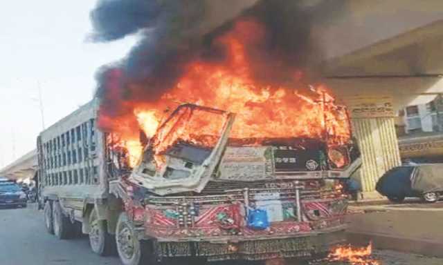 کراچی میں 100 سے زائد شہریوں کی ہلاکت کے باوجود ڈمپرز اور ٹرالرز سے متعلق کوئی فیصلہ کیوں نہ ہوسکا؟