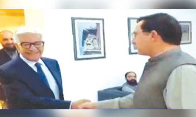 خواجہ آصف اور بیرسٹر گوہر کی خوشگوار ملاقات، قہقہے بھی لگائے