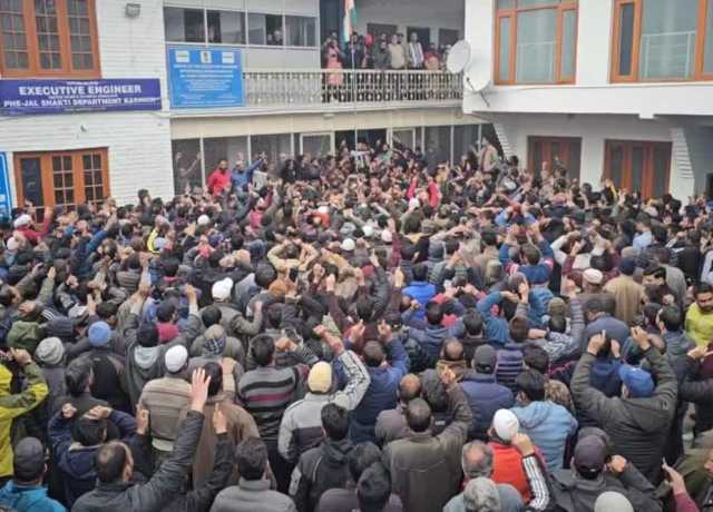 وادی کشمیر میں حکومت کے خلاف ڈیلی ویجرز کا سخت احتجاج، پولیس کا لاٹھی چارج