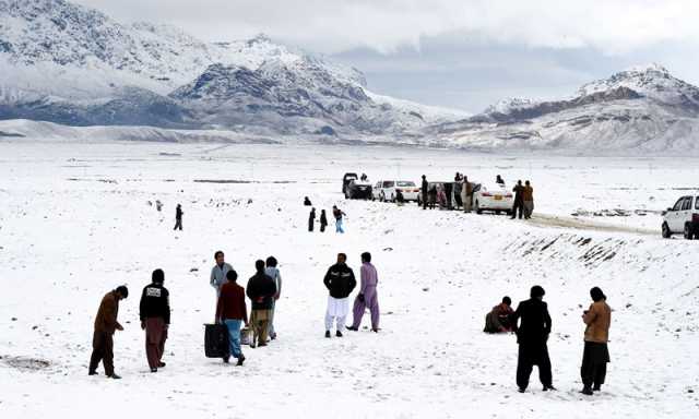 سوات میں برفباری کا نیا سلسلہ شروع ، عوام کی بڑی تعداد پہنچ گئی