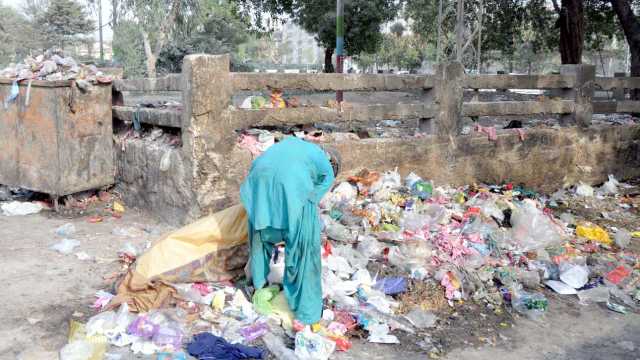 حیدرآباد: لطیف آباد میں پڑے کچرے کے ڈھیر سے ایک شخص کام کی اشیاء تلاش کر رہا ہے