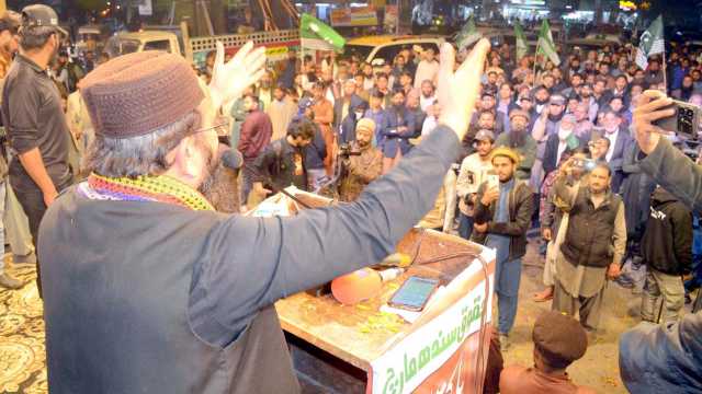 حیدرآباد: مرکزی مسلم لیگ سندھ کے صدر فیصل ندیم حیدر چوک پر حقوق سندھ مارچ کے شرکاء سے خطاب کر رہے ہیں