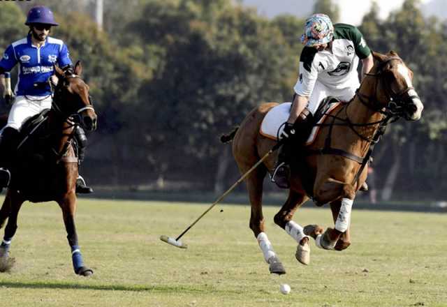 لاہور: جناح پولو فیلڈز کے تحت میجر جنرل سعید الزمان میموریل پولو کپ میں کھلاڑی ایکشن میں نظرآرہے ہیں