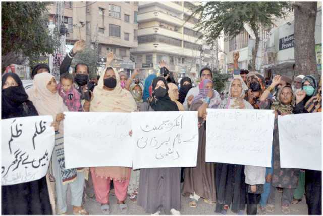 حیدرآباد ،لطیف آباد کے مکین انسداد تجاوزات کے عملے کے خلاف احتجاج کررہے ہیں