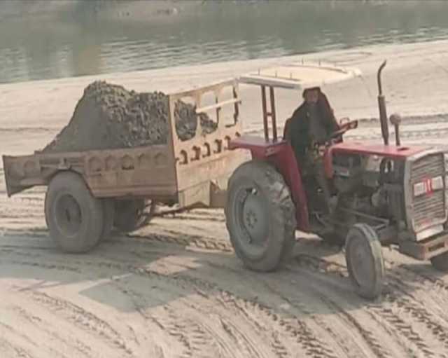 محرابپور،محکمہ آبپاشی و پولیس کی ملی بھگت سے مٹی مافیا مٹی فروخت کیلیے لے جارہی ہے