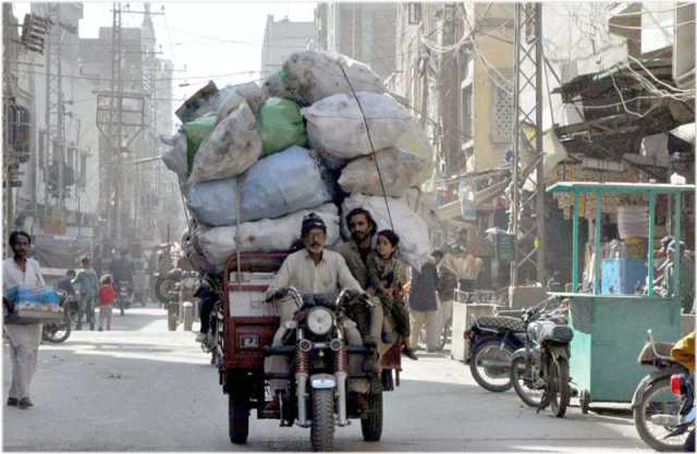 حیدرآباد ،موٹرسائیکل رکشے پر اوورلوڈ سامان لے جایاجارہاہے جوکسی بھی حادثے کاباعث بن سکتاہے