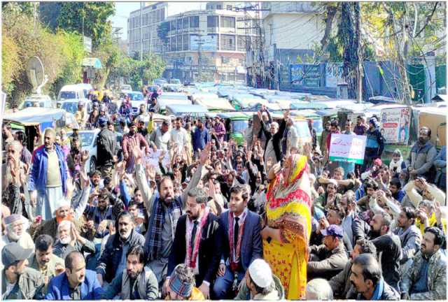 لاہور،عوامی رکشا یونین کے زیراہتمام مطالبات کی عدم منظوری پر احتجاج کیا جارہا ہے