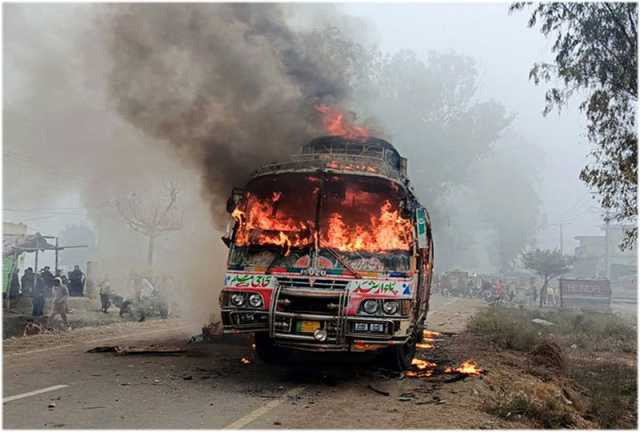 نارووال،ٹریفک حادثے میں نوجوان کی ہلاکت کے بعد مشتعل افراد نے پبلک ٹرانسپورٹ کو آگ لگادی ہے