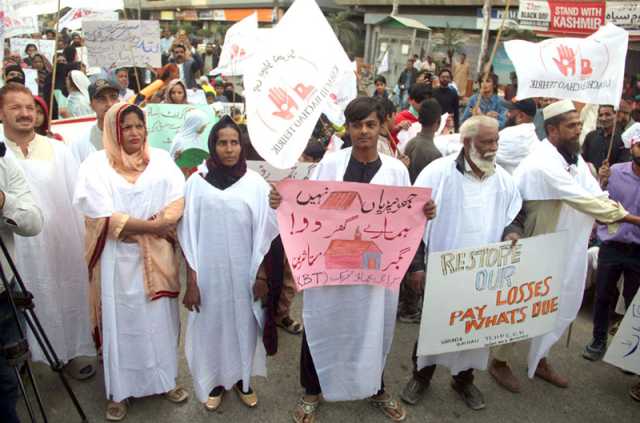 گجر نالہ کے متاثرین اپنے مطالبات کے لیے کراچی پریس کلب کے باہراحتجاج کررہے ہیں