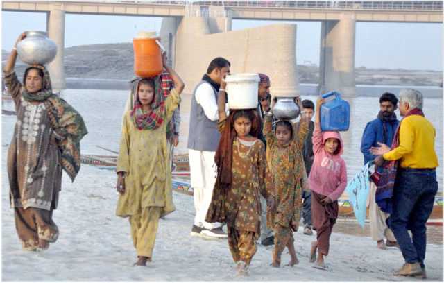 حیدرآباد: پانی کی قلت کے باعث خواتین اور بچیاں دور دراز سے پانی بھر کر لے جانے پر مجبور ہیں