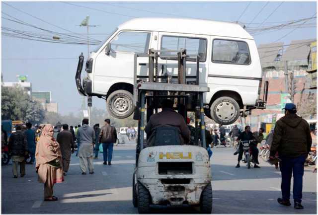 فیصل آباد ،ٹریفک اہلکار لفٹر کے ذریعے نوپارکنگ پر کھڑی گاڑی کو لے کر جارہاہے