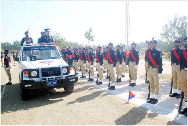 حیدرآباد: پولیس ٹریننگ کے ڈی آئی جی فیض اللہ کوریجو پاسنگ آئوٹ کا معائنہ کر رہے ہیں