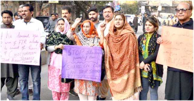 حیدرآباد: انسانی حقوق کی تنظیم کے رہنما سانگھڑ واقعے کے خلاف پریس کلب پر احتجاج کر رہے ہیں