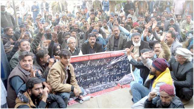 ملازمین کی جبری برطرفی کیخلاف آپریشن سرکل حیسکو لاڑ کے آفس کے سامنے احتجاج سے سی بی اے یونین کے صوبائی سیکرٹری اقبال احمد خان خطاب کر رہے ہیں