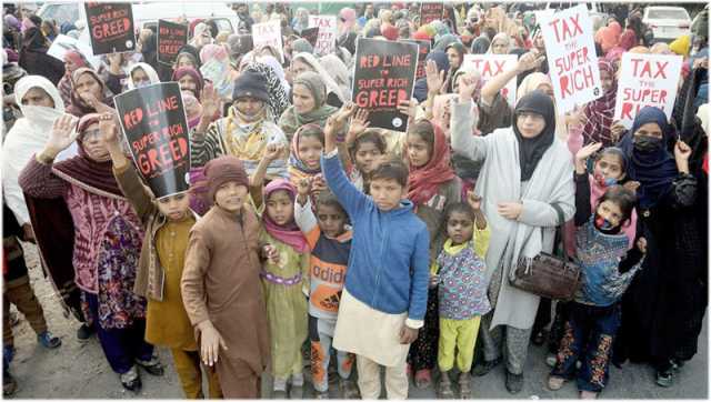 لاہور: مقامی این جی او کے زیر اہتمام پریس کلب پر مظاہرہ کیا جا رہا ہے