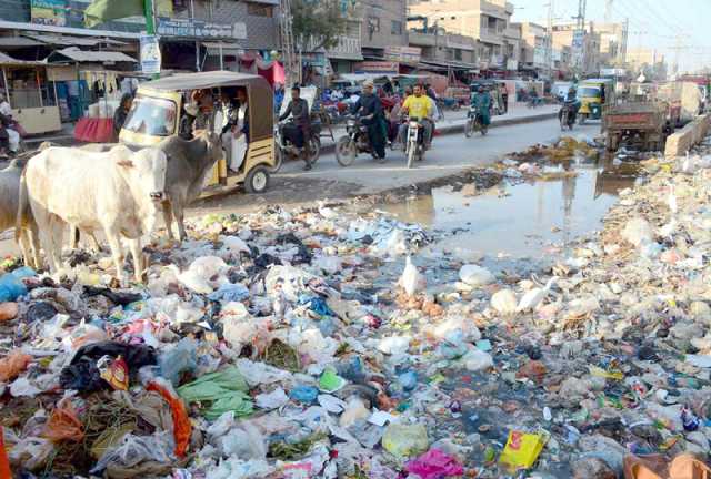 حیدرآباد: لطیف آباد میں پھیلا ہوا کچرا حکومتی نا اہلی کا منظر اور عوام کے لیے مشکلات کا باعث بنا ہوا ہے