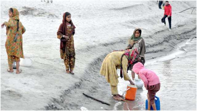 حیدرآباد: پانی کی قلت کے باعث بچیاں دریائے سندھ سے پانی بھرکر لے جانے پر مجبور ہیں