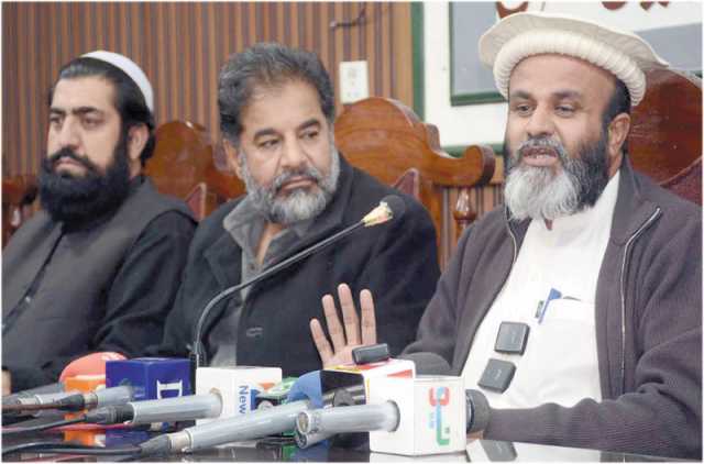 کوئٹہ: جماعت اسلامی بلوچستان کے امیر مولانا ہدایت الرحمن بلوچ پریس کانفرنس کر رہے ہیں