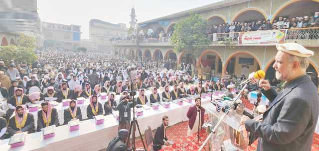 مردان :امیر جماعت اسلامی پاکستان حافظ نعیم الرحمن جامعۃ الاسلامیہ تفہیم القرآن میں ختم بخاری شریف کی تقریب سے خطاب کررہے ہیں