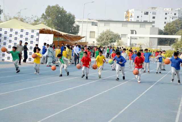 حیدرآباد: اسپورٹس گالا کے تحت نجی اسکول کے بچے مختلف کھیلوں میں حصہ لے رہے ہیں