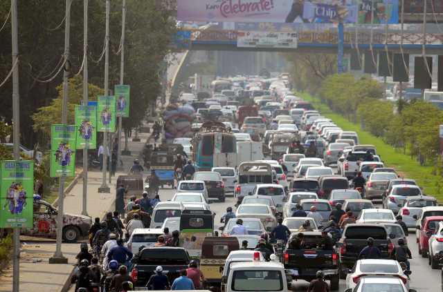 ٹریفک پولیس کی نااہلی کے باعث شارع فیصل پر ٹریفک جام ہے