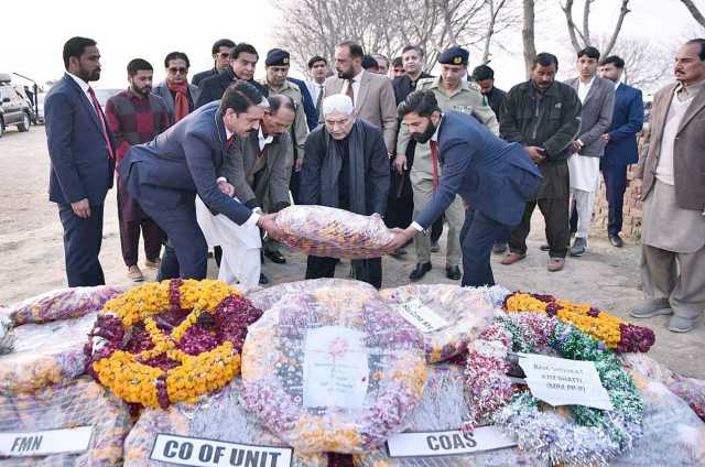 راولپنڈی: صدرمملکت آصف زرداری شمالی وزیرستان میں جام شہادت نوش کرنے والے میجر حمزہ اسرار شہید کی قبر پر پھولوں کی چادر چڑھا رہے ہیں