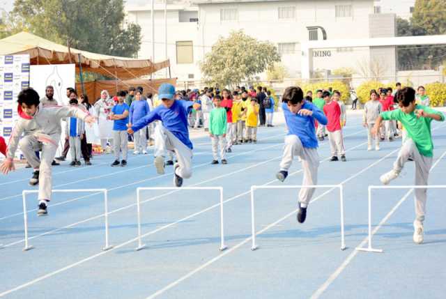 حیدرآباد: مقامی اسکول میں منعقدہ اسپورٹس ڈے کے موقع پر بچے Hurdlingریس میں شریک ہیں