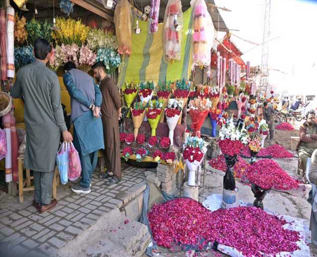 سرگودھا،شب برأت کی مناسبت سے پھولوں کے اسٹال لگے ہوئے ہیں