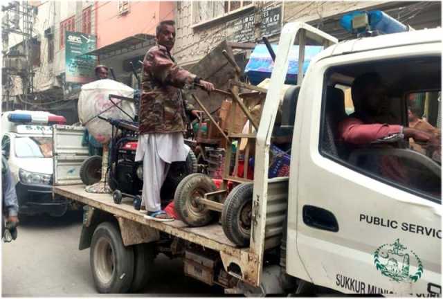 سکھر ،انسداد تجاوزات کاعملہ دکانوں سے باہر رکھا ہوا سامان ضبط کرکے لے جارہا ہے