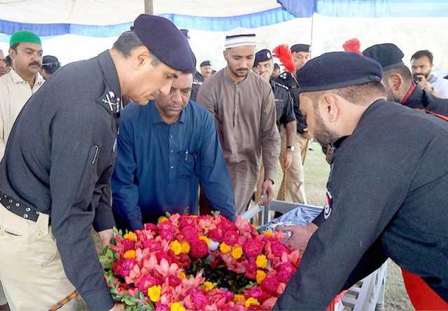 منگھوپیر : دہشت گردوں کی فائرنگ سے شہید اہلکار سپردخاک