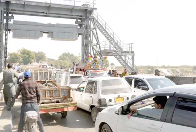 حیدرآباد: وکلا کے دھرنے کے باعث جامشور پل پر گاڑیوں کی لمبی قطار یں لگی ہوئی ہیں