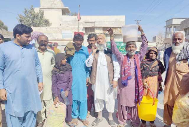 سکھر :سول اسپتال میں پانی کی عدم دستیابی کے باعث شہری اور مریض احتجاج کررہے ہیں