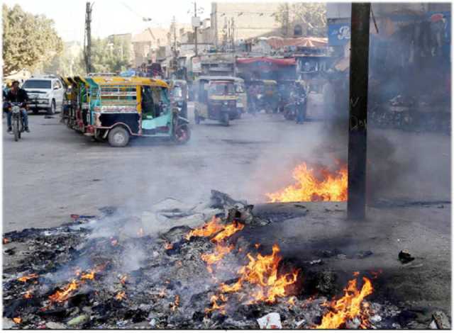 لائنز ایریا تانگہ اسٹیڈن کے قریب کچرے کو آگ لگاکر ماحول کو آلودہ کیاجارہاہے