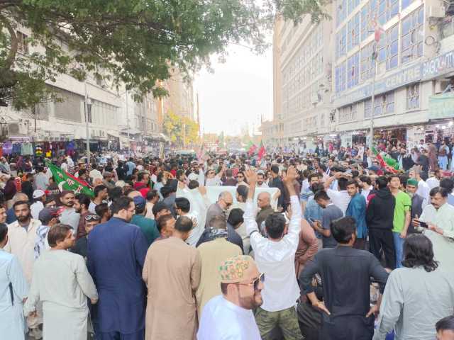 کراچی: تحریک انصاف کے تحت یوم سیاہ کے موقع پر پریس کلب کے قریب احتجاج کیا جارہا ہے