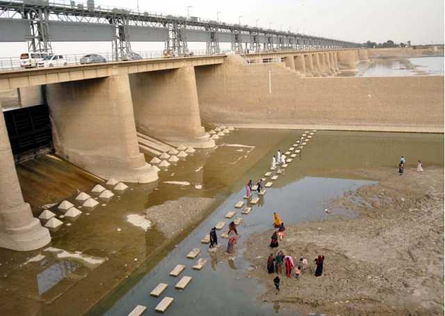 حیدرآباد ،دریائے سندھ میں پانی کی کمی کے باعث شہری تفریح کررہے ہیں