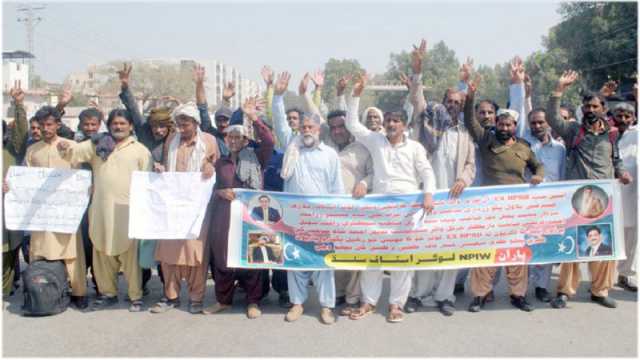 حیدرآباد: واٹر مینجمنٹ لوئر اسٹاف کی جانب سے تنخواہوں کی عدم ادائیگی کیخلاف احتجاج کیاجارہاہے