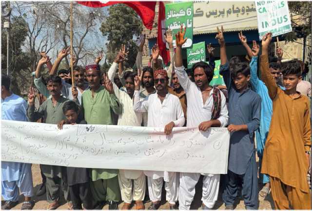 ٹنڈوجام پریس کلب پردریائے سندھ سے 6 نئی نہریں نکالنے کیخلاف جئے سندھ قومی محاذکے کارکنان مظاہرہ کر رہے ہیں