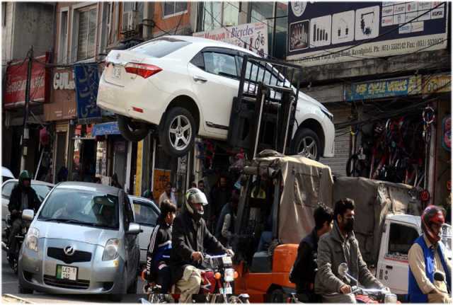 راولپنڈی،نوپارکنگ پر کھڑی کار کو ٹریفک لفٹر اہلکار اٹھاکر لے جارہا ہے