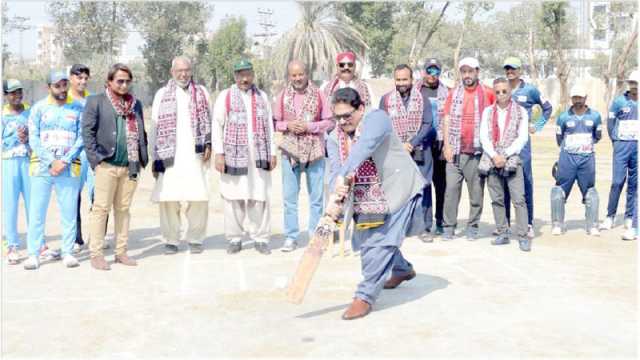 حیدرآباد: صابر قائمخانی کلرچمپئن لیگ کرکٹ ٹورنامنٹ کا شارٹ کھیل کر افتتاح کررہے ہیں