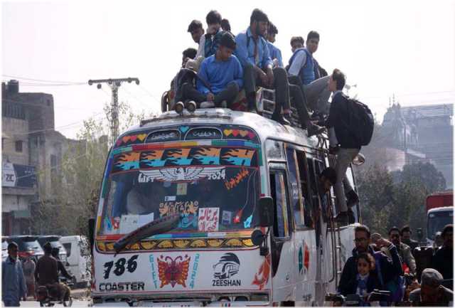 فیصل آباد ،طلبہ مسافر وین میں خطرناک انداز سے سفر کررہے ہیں جو کسی بھی حادثے کاباعث بن سکتاہے