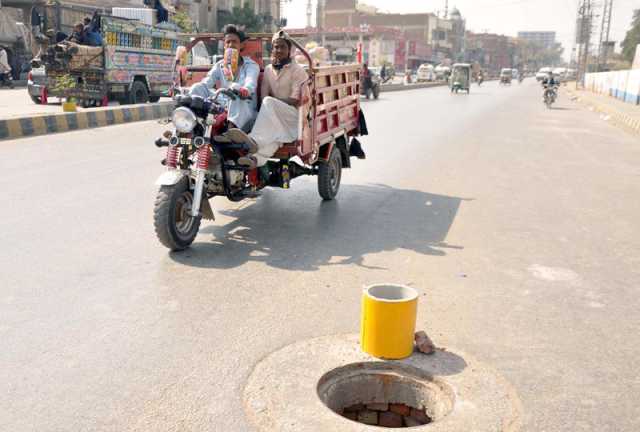 حیدرآباد: انتظامیہ کی نااہلی کے باعث جیل روڈ پر واقع مین ہول بغیر ڈھکن کے موجود ہے ، جو کسی بھی حادثے کا سبب بن سکتا ہے