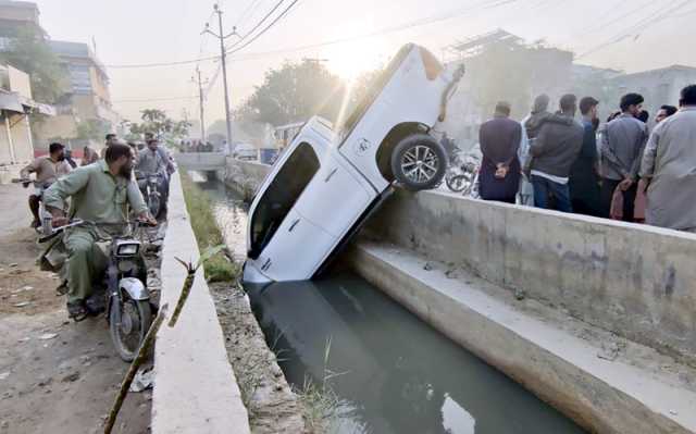 نیوکراچی میں تیزرفتاری کے باعث بے قابو ڈبل کیبن گاڑی نالے میں جاگری