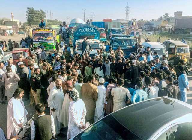 حب، کراچی میں گاڑیاں جلانے کے خلاف ٹرانسپورٹر ز شہرقائد جانے والے راستے بلاک کرکے احتجاج کررہے ہیں