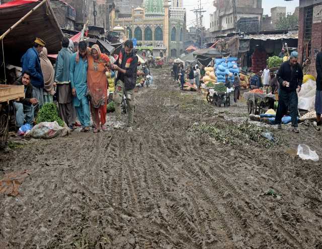 لاہور،سیوریج اورصفائی کے مؤثرنظام کی عدم دستیابی کے باعث بارش کے بعد سبزی منڈی میں کیچڑ کی وجہ سے گزرنا محال ہے