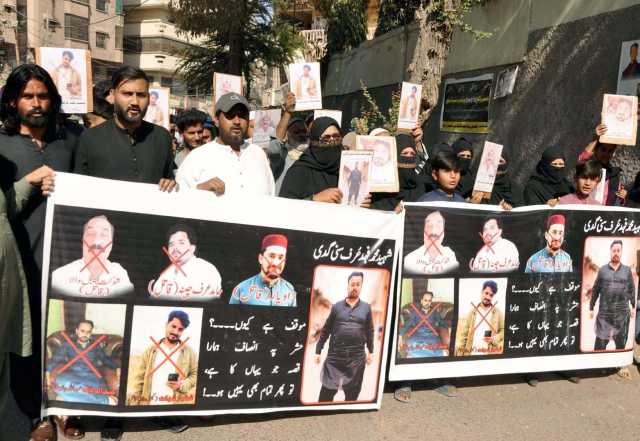 حیدرآباد ،محمد فہد کے قاتلوں کی عدم گرفتاری پر اہل خانہ پریس کلب کے سامنے احتجاج کررہے ہیں