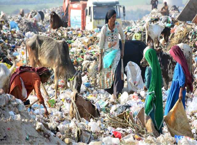 حیدرآباد ،سڑک کے کنارے لگے کچرے کے ڈھیر سے خانہ بدوش اپنے کام کی اشیا تلاش کررہے ہیں