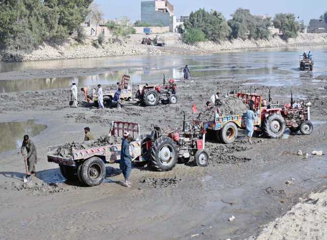 لاڑکانہ ،پابندی کے باوجود ٹرالی مزدور رائس کینال سے ریت بھر کرلے جارہے ہیں